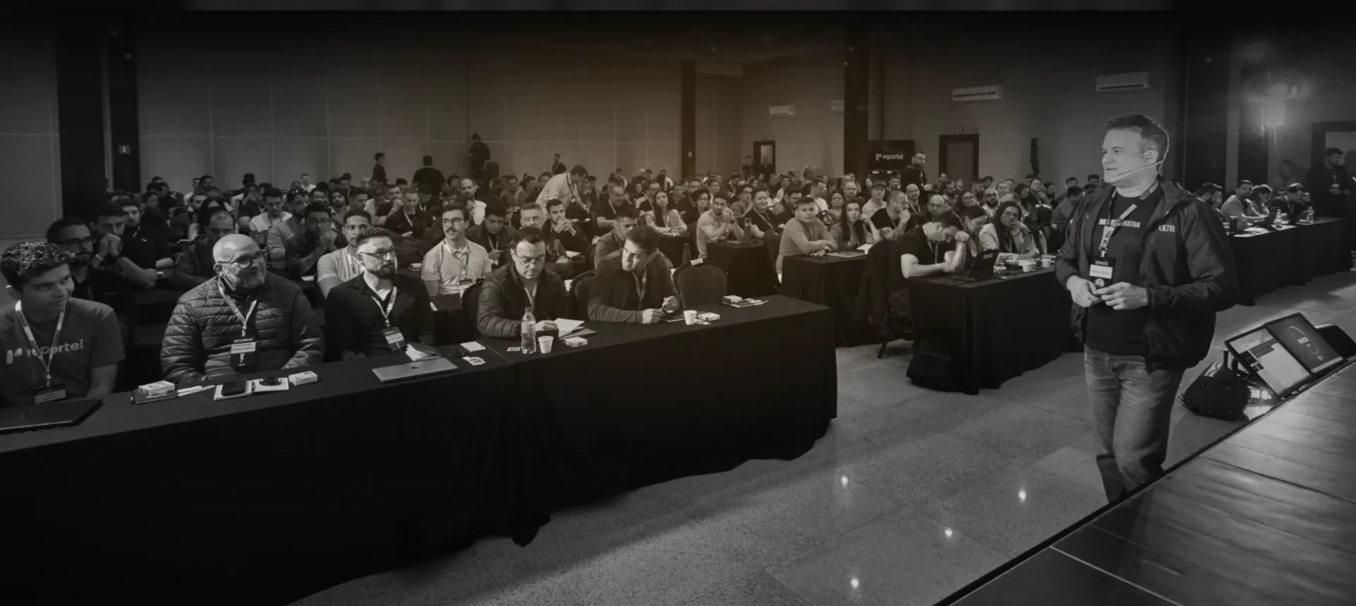 Rodrigo Bindes palestrando para auditório lotado no Workshop Agência 100k